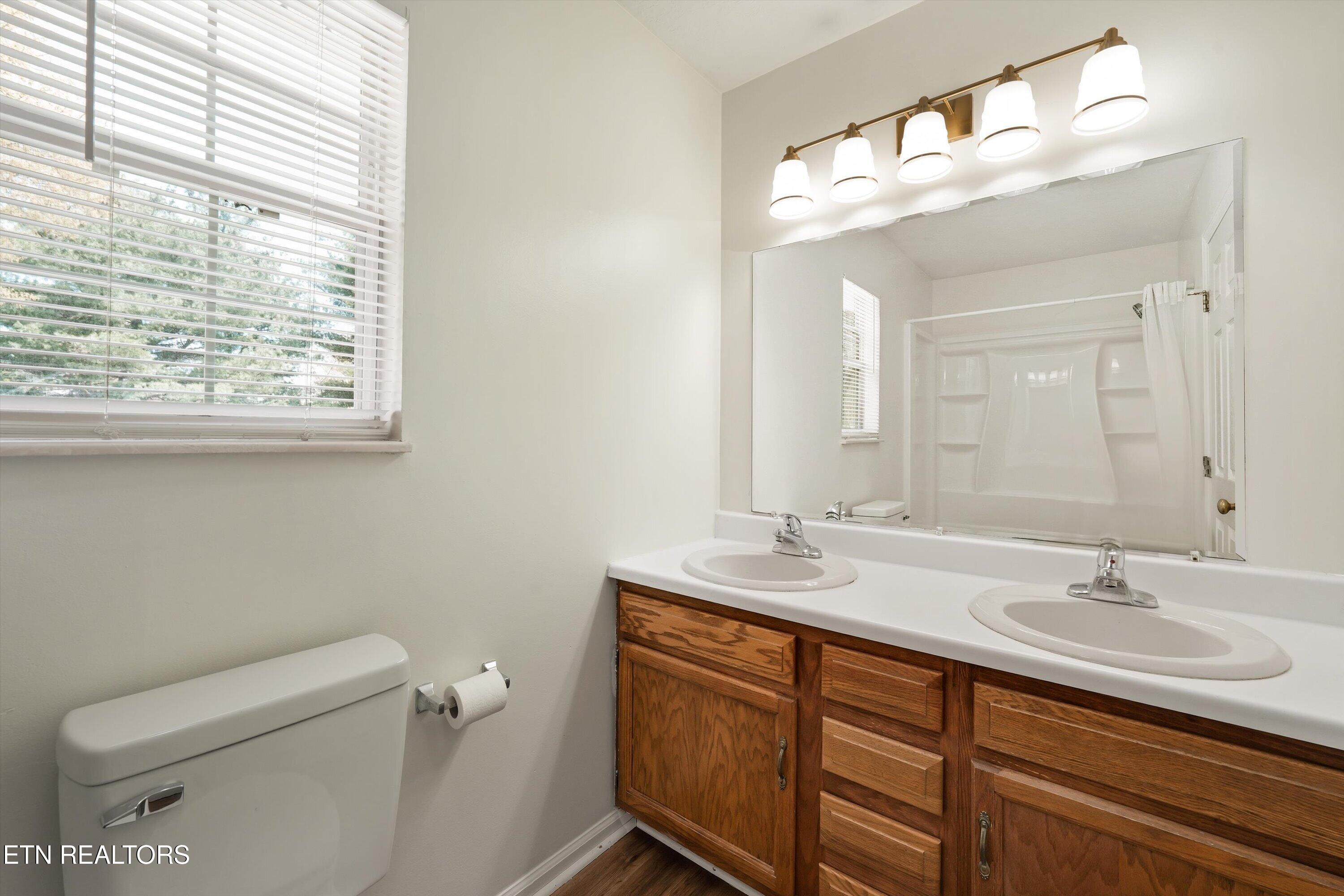2201 East Windbrook Road Knoxville, TN 37923 - Photo 18 of 34 Master Bathroom