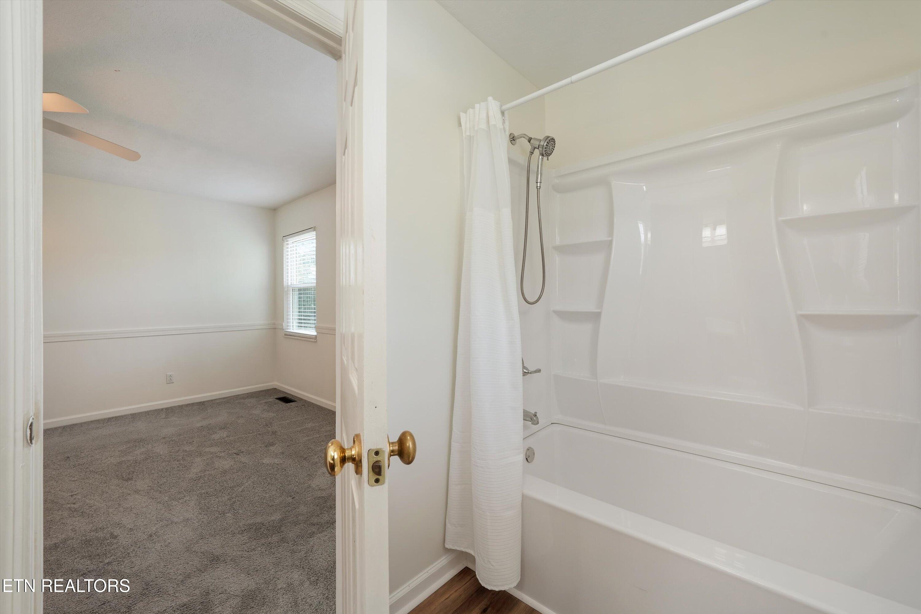 2201 East Windbrook Road Knoxville, TN 37923 - Photo 19 of 34 Master Bathroom