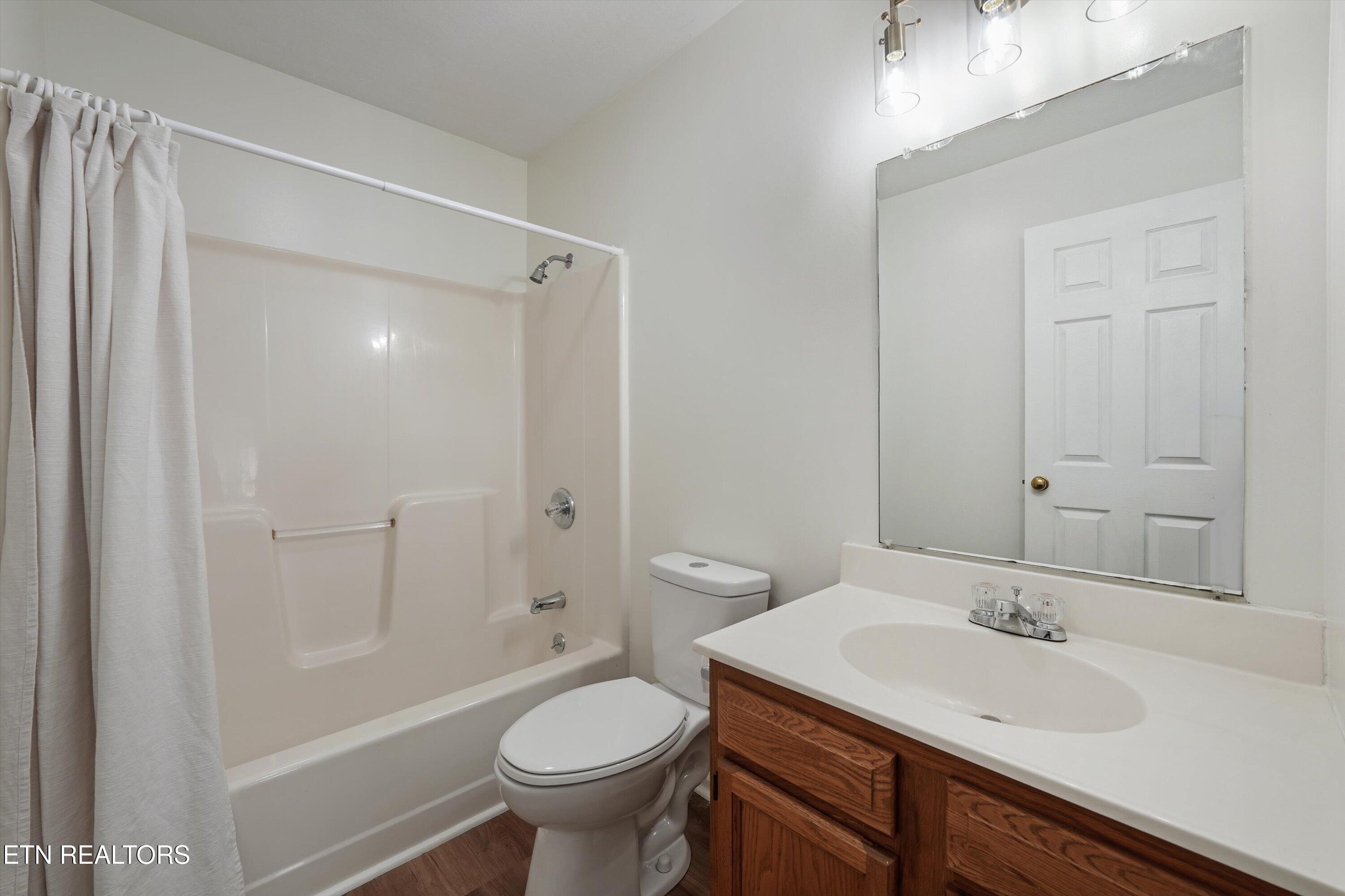2201 East Windbrook Road Knoxville, TN 37923 - Photo 24 of 34 Full Bathroom
