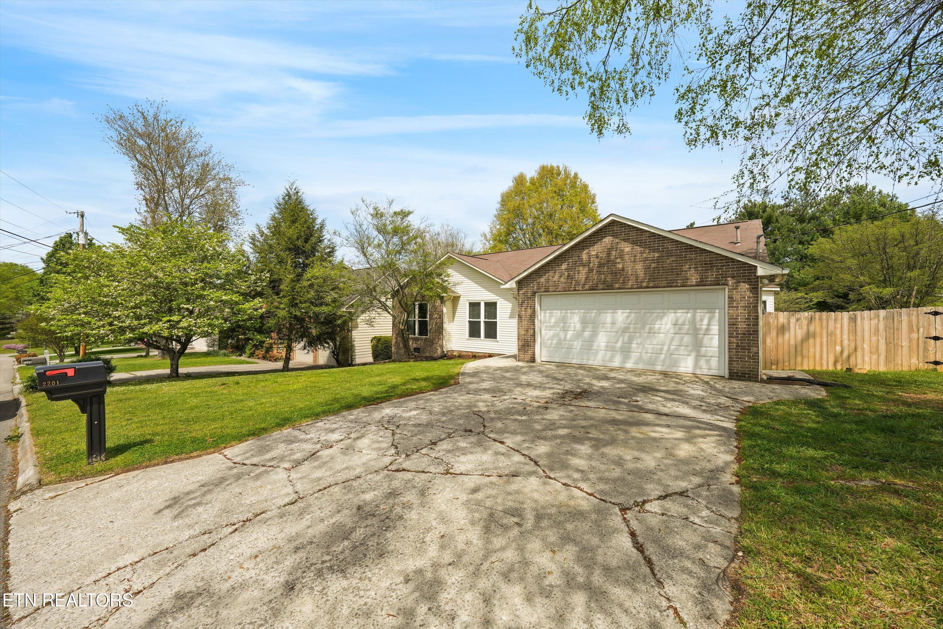 2201 East Windbrook Road Knoxville, TN 37923 - Photo 4 of 34 2201 E Windbrook Rd