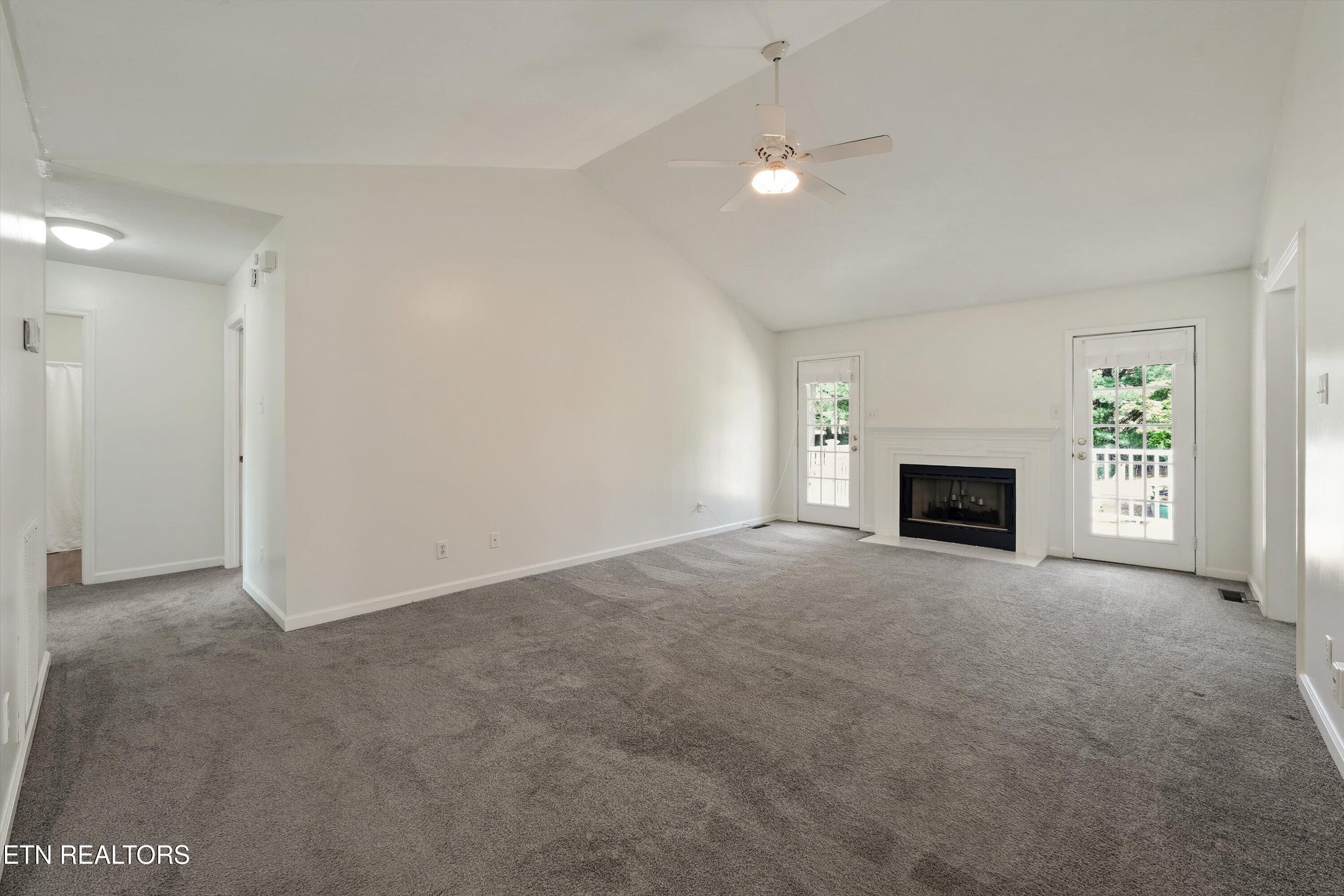 2201 East Windbrook Road Knoxville, TN 37923 - Photo 5 of 34 Living Room