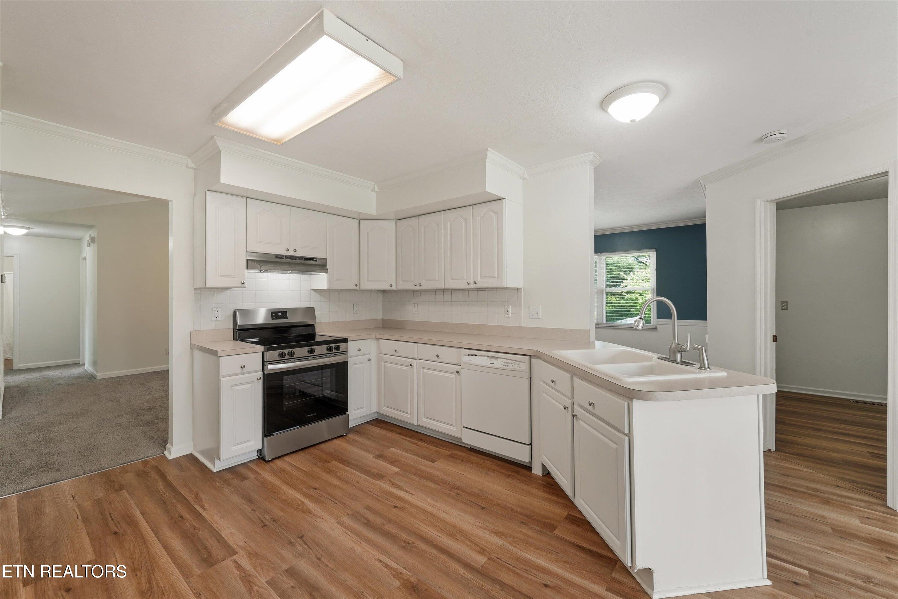 2201 East Windbrook Road Knoxville, TN 37923 - Photo 8 of 34 Kitchen