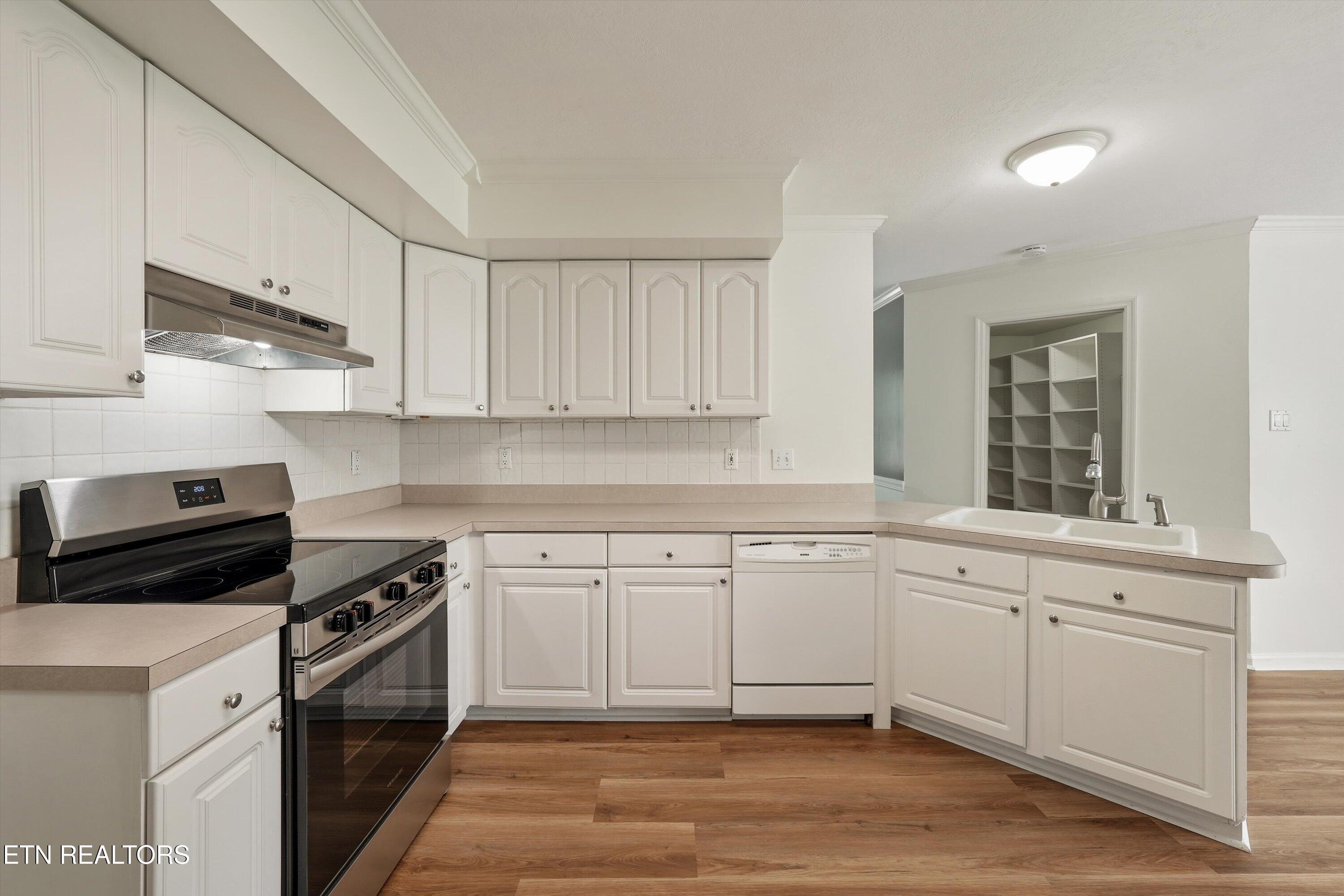 2201 East Windbrook Road Knoxville, TN 37923 - Photo 9 of 34 Kitchen