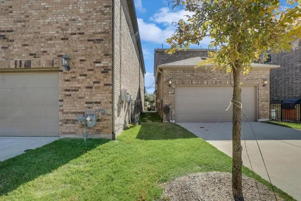 a view of back yard of the house