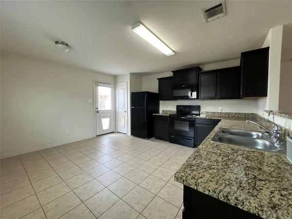 $1,650 | 104 Millers Loop, Jarrell, TX 76537