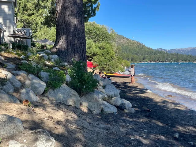 a small view of a lake with a mountain