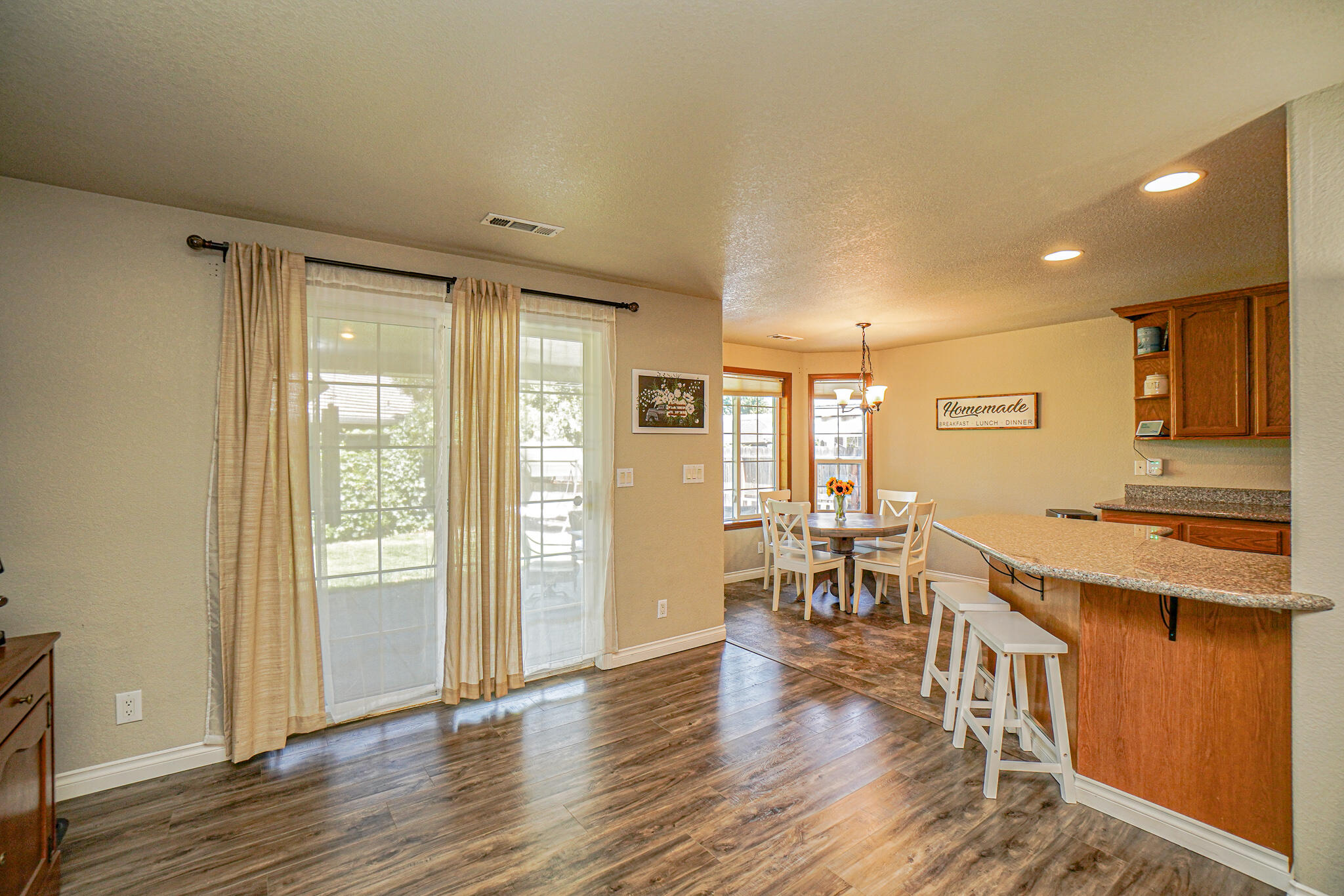 930 Amanda Way Central Point, OR 97502 - Photo 13 of 28 16