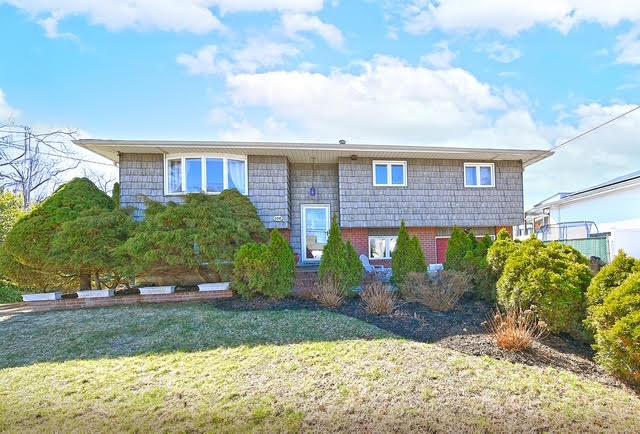 Bi-level home featuring brick siding and a front yard