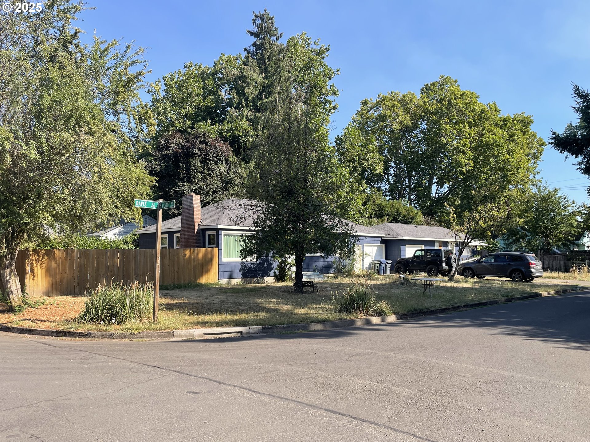 465 Davis Street Eugene, OR 97402 - Photo 5 of 11 a view of a town with palm trees
