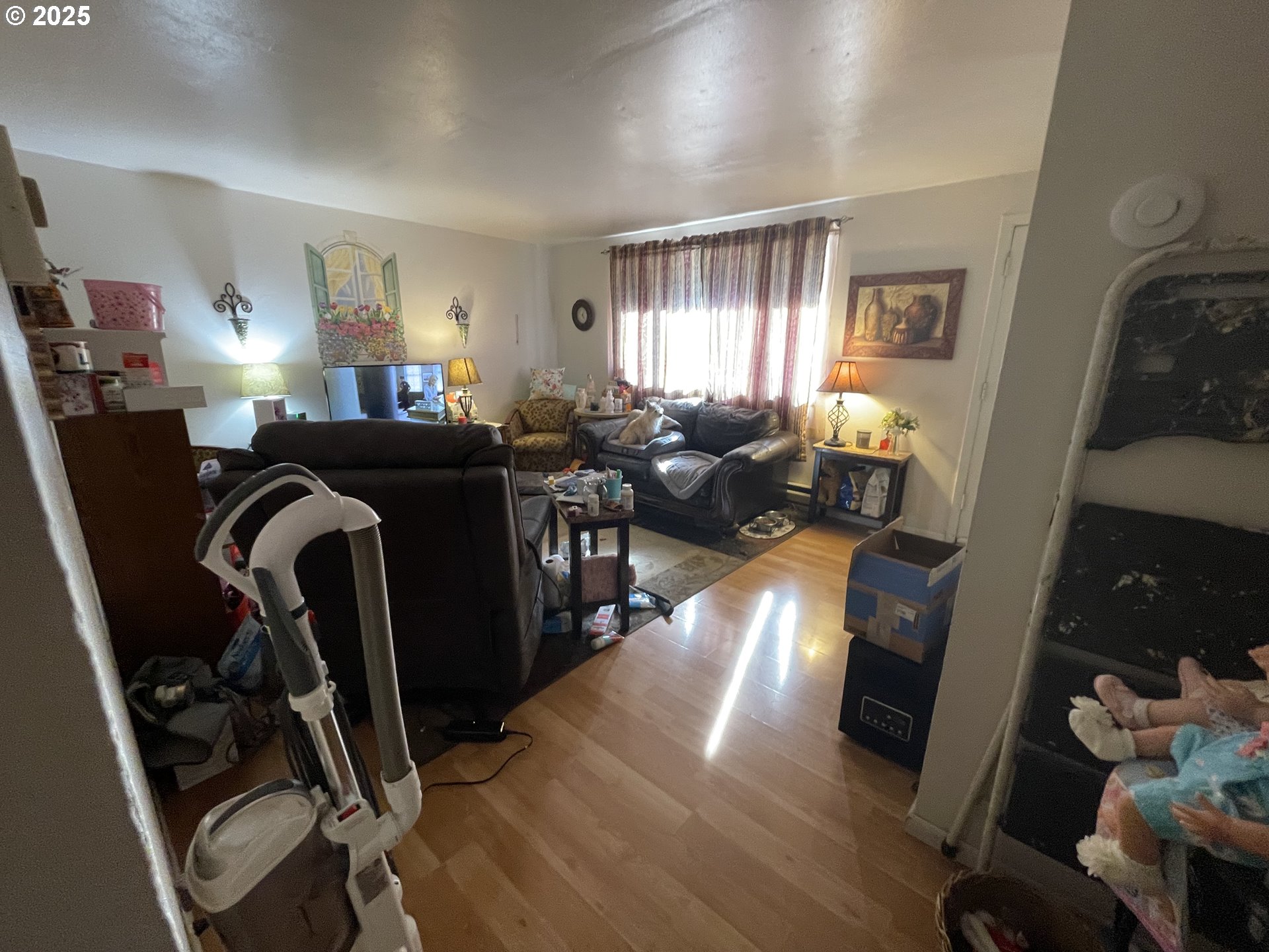 465 Davis Street Eugene, OR 97402 - Photo 10 of 11 a living room with furniture