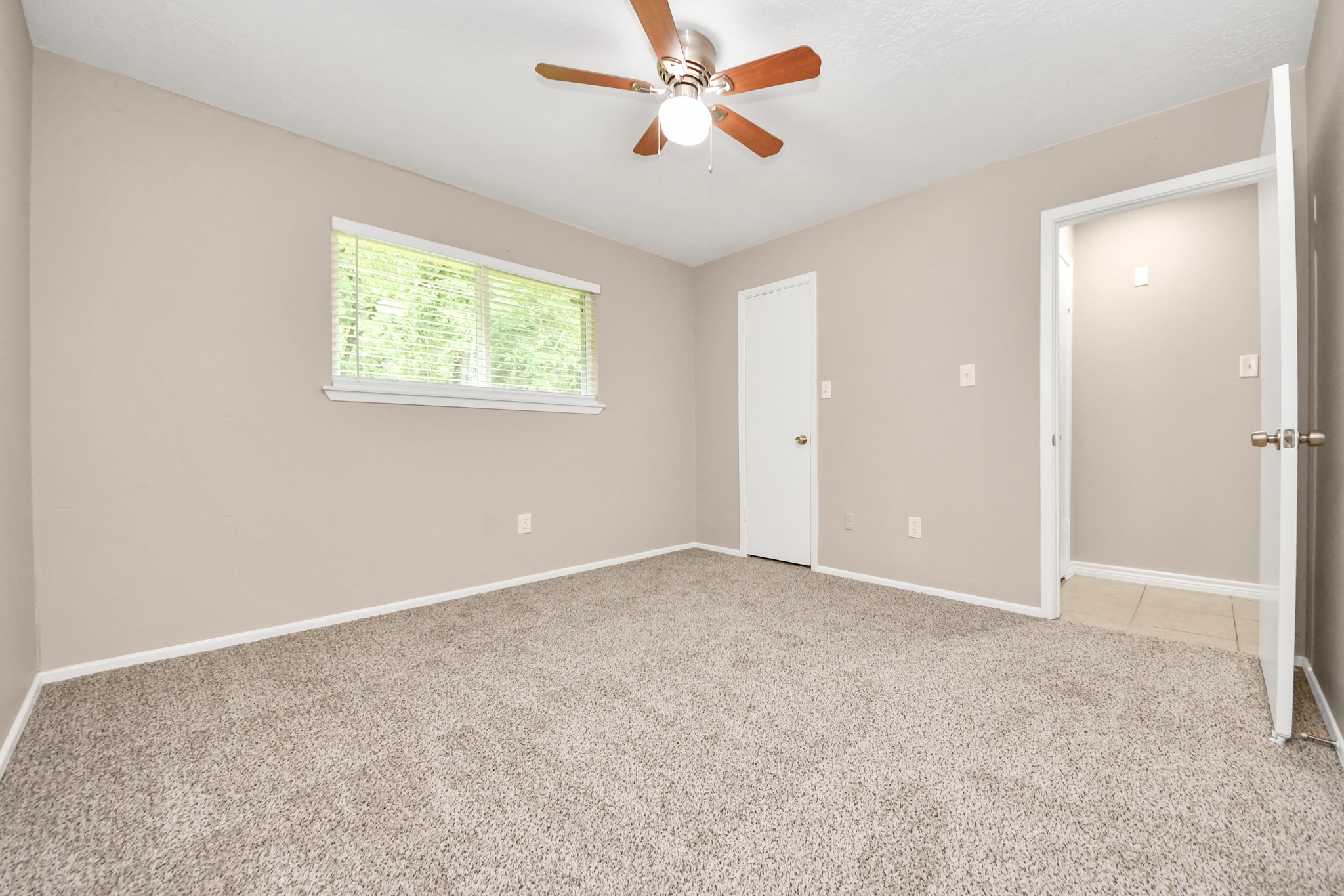 6603 Brookgate Drive Spring, TX 77373 - Photo 19 of 22 an empty room with windows and fan