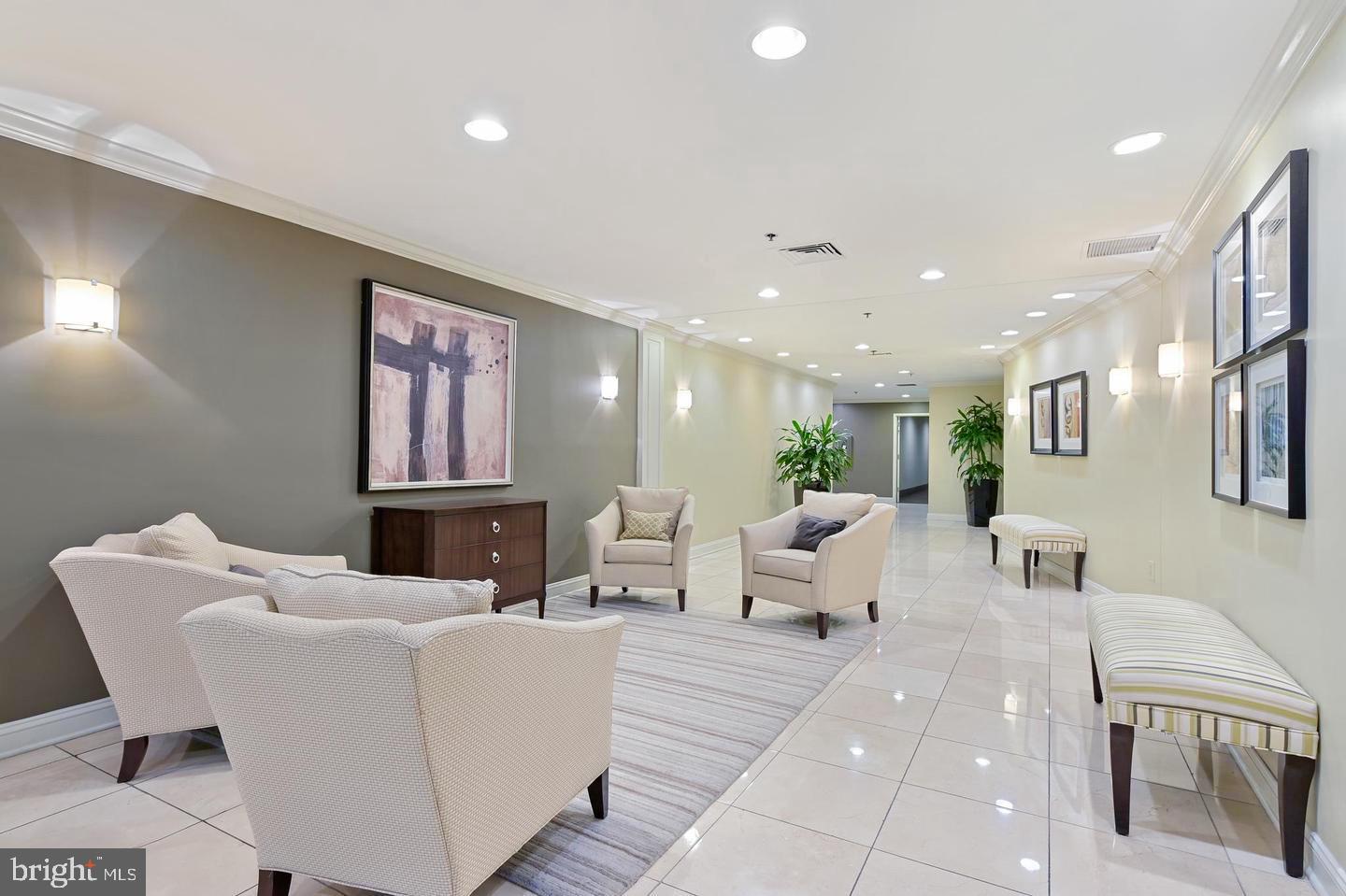 960 Fell Street, Unit 609 Baltimore, MD 21231 - Photo 14 of 45 a living room with furniture