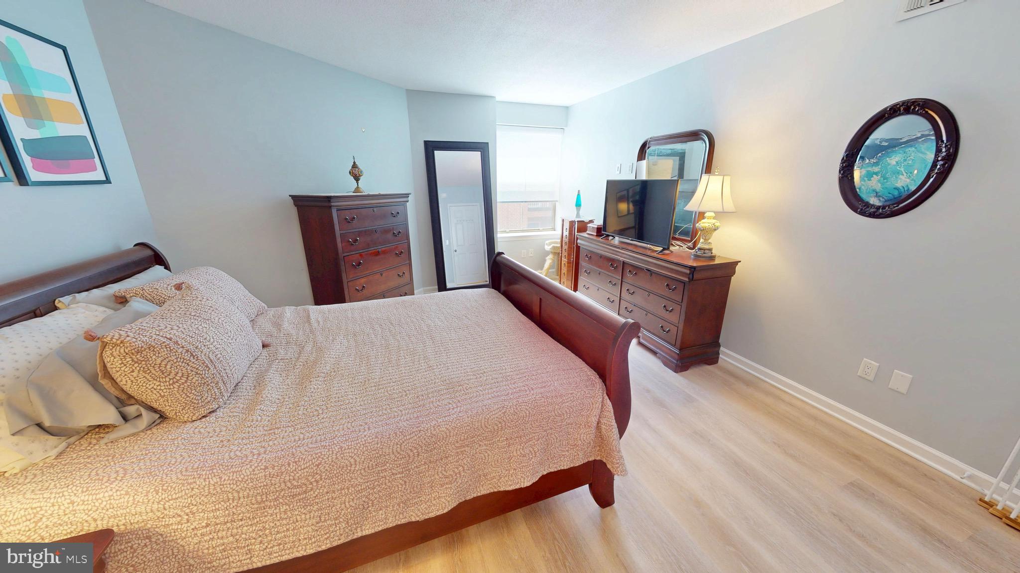 960 Fell Street, Unit 609 Baltimore, MD 21231 - Photo 24 of 45 a bedroom with a bed and a chair