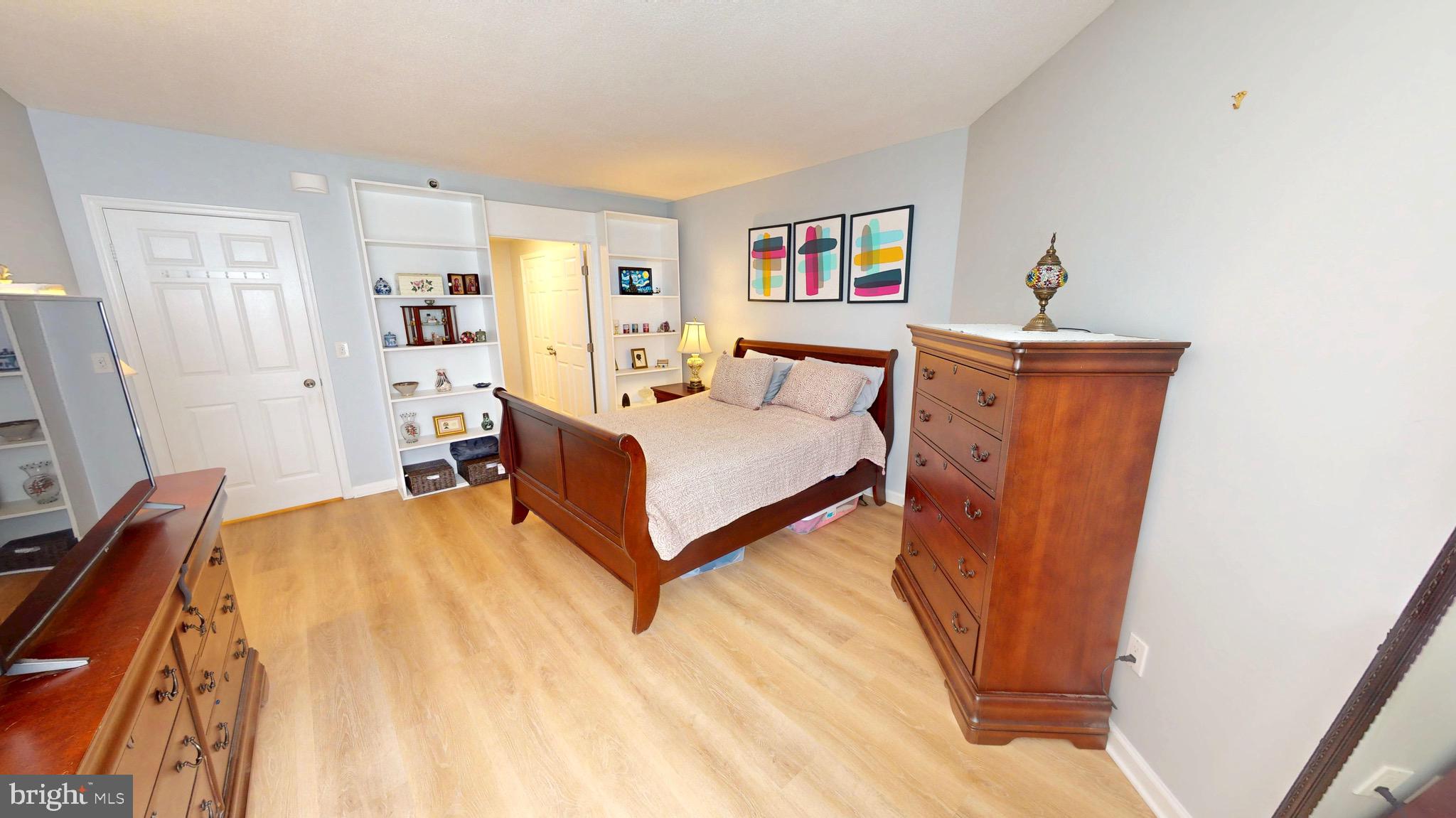 960 Fell Street, Unit 609 Baltimore, MD 21231 - Photo 26 of 45 a bedroom with a bed and a dresser