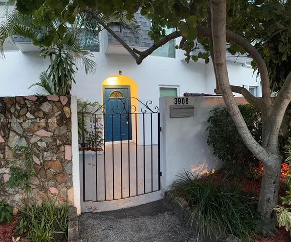 a view of entryway and garden