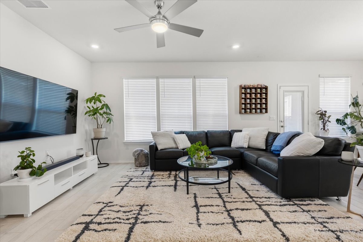 6909 Daniel Ranch Drive Austin, TX 78744 - Photo 9 of 24