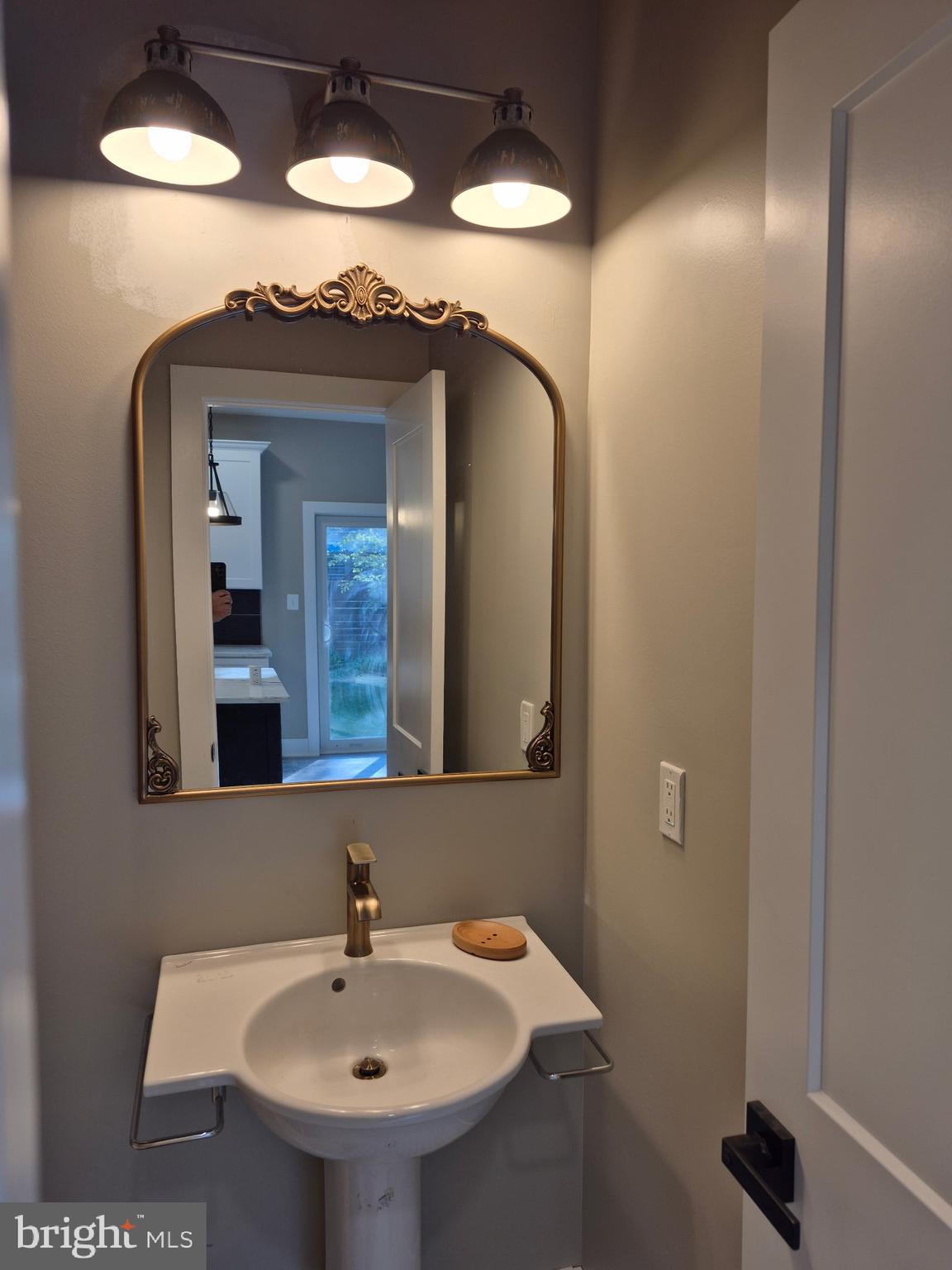 584 Park Road Severna Park, MD 21146 - Photo 4 of 12 1/2 bath