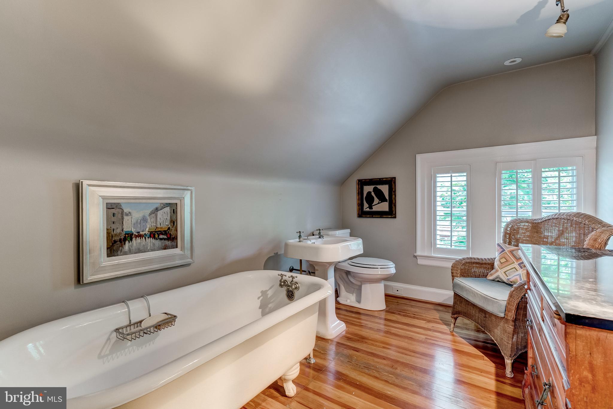 110 Edgevale Road Baltimore, MD 21210 - Photo 41 of 55 3rd floor bath