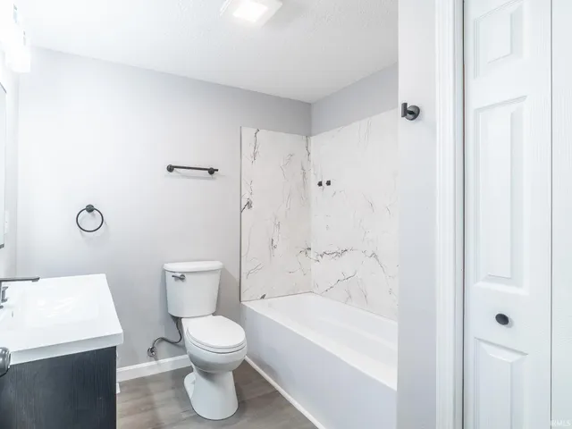 $289,900 | 6540 South 75th Street East, Wolcottville, IN 46795