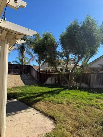 a view of a backyard