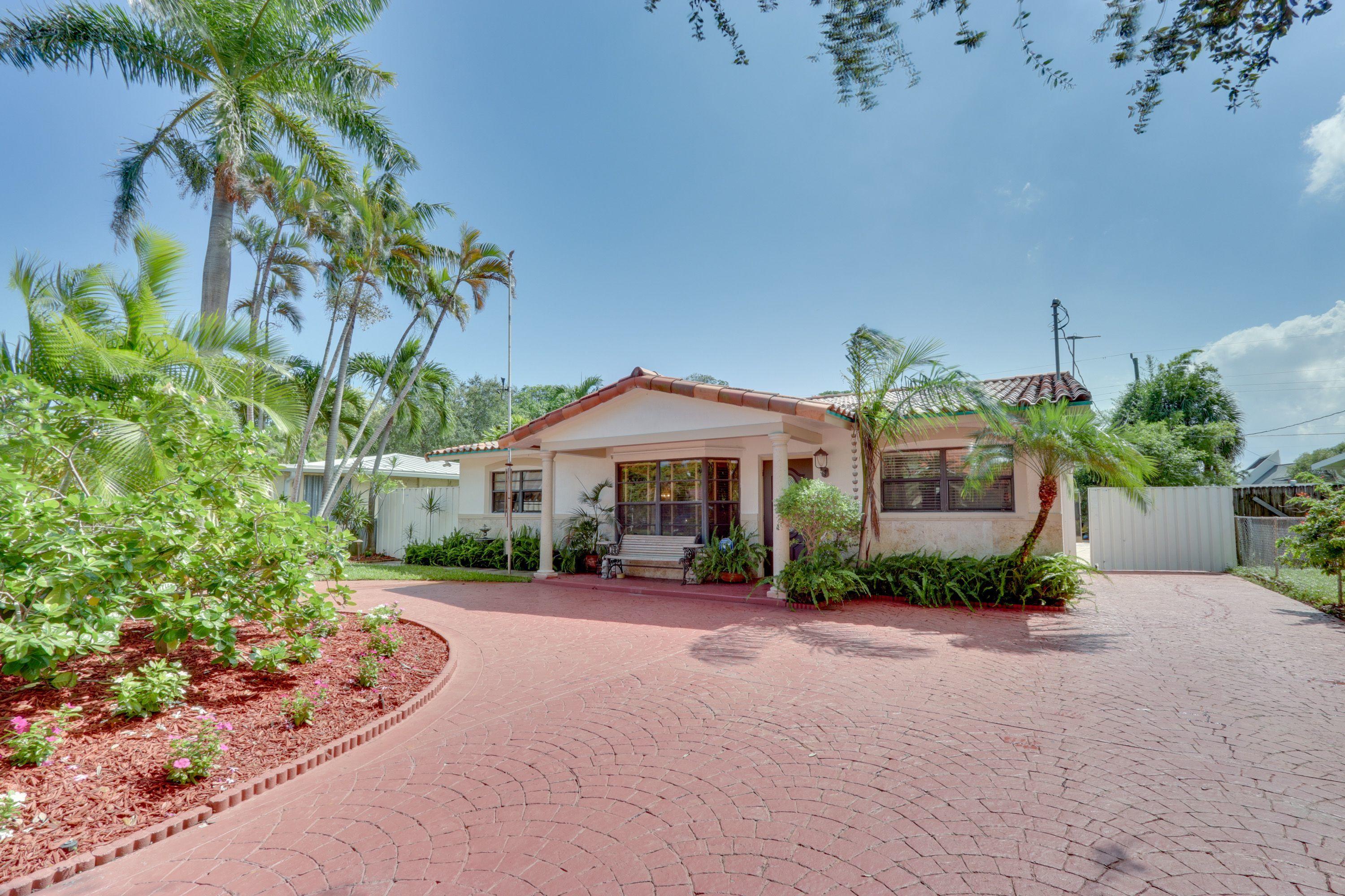 340 Southwest 2nd Street Boca Raton, FL 33432 - Photo 3 of 30 Front/Circular Drive