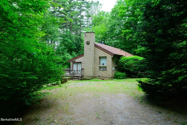 $575,000 | 303 Lakeshore Drive, Sandisfield, MA 01255
