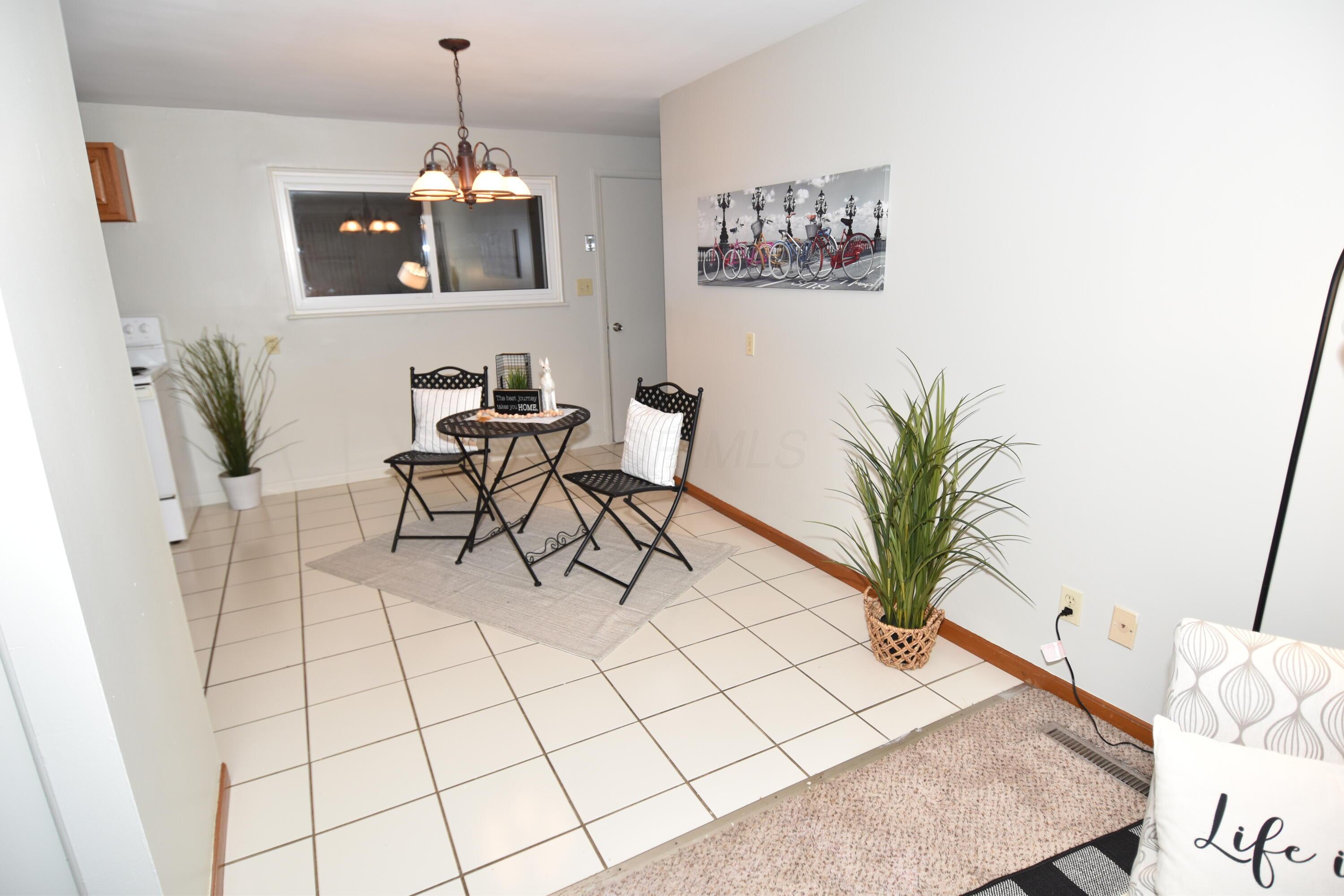 7075 Bartlett Road Reynoldsburg, OH 43068 - Photo 7 of 34 Dining Area