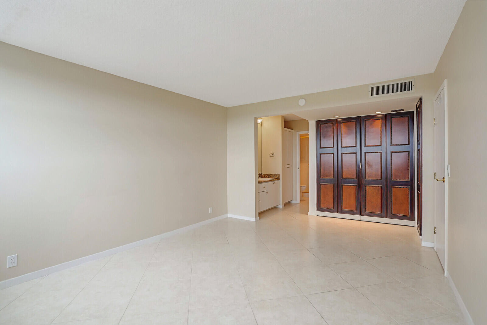 336 Golfview Road, Unit 1115 North Palm Beach, FL 33408 - Photo 18 of 40 Primary Bedroom