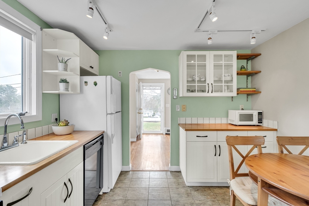 19 Tremlett Road Billerica, MA 01821 - Photo 10 of 35 Gallery Image 10