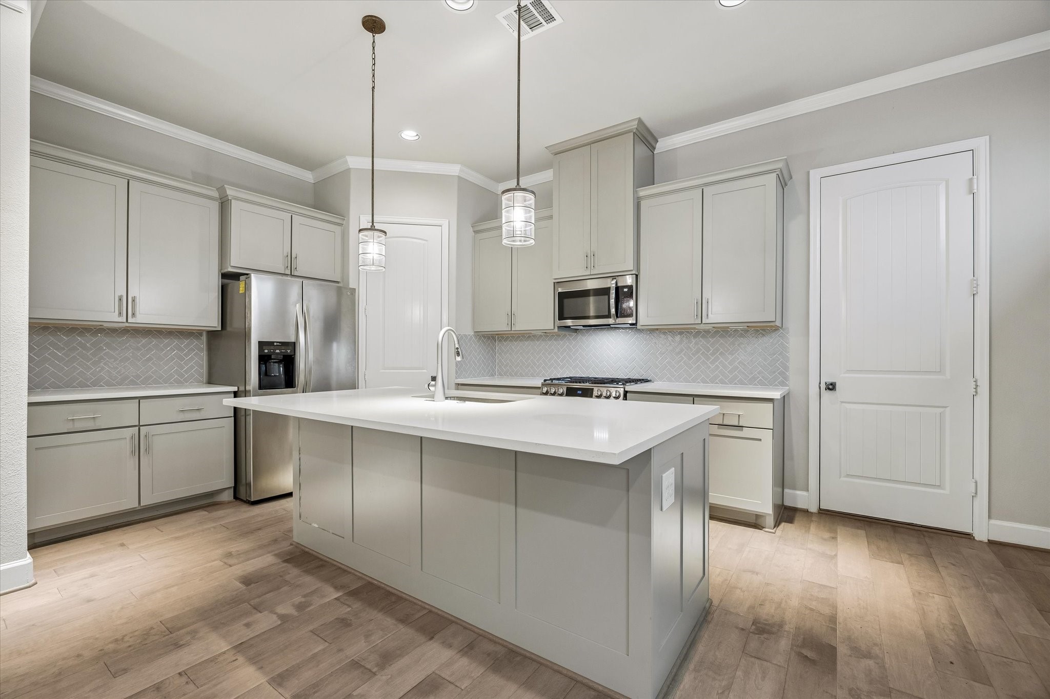 809 Malone Street Houston, TX 77007 - Photo 7 of 26 Open kitchen with large center island, ample cabinetry and pendant lighting.