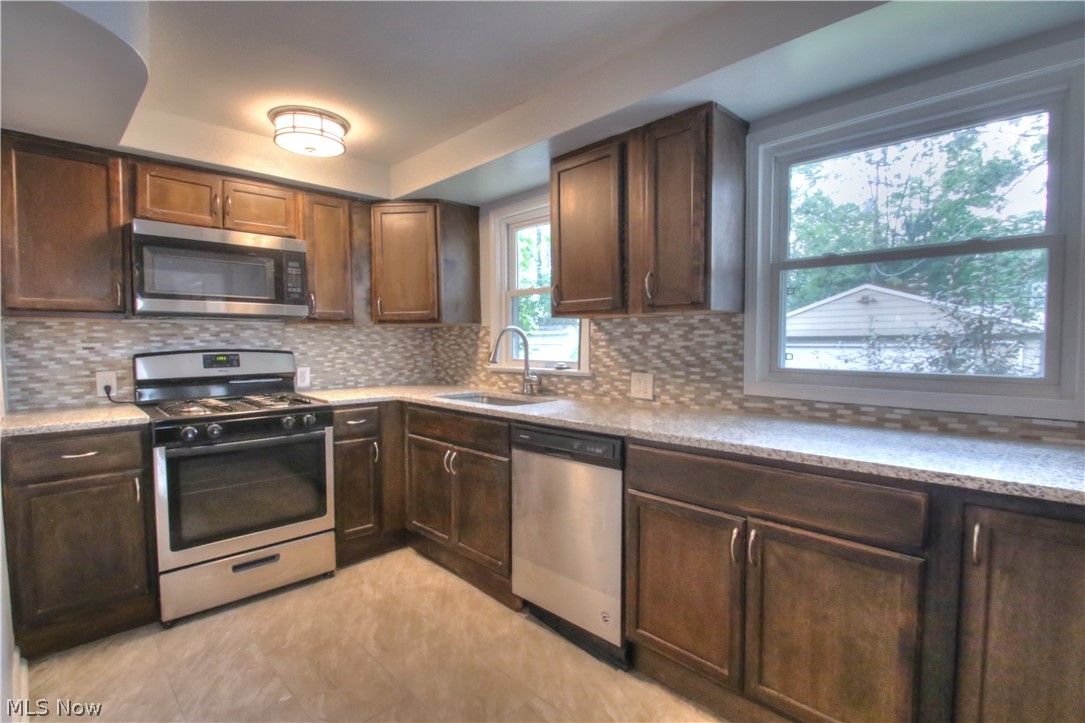 860 Montford Road Cleveland Heights, OH 44121 - Photo 6 of 29