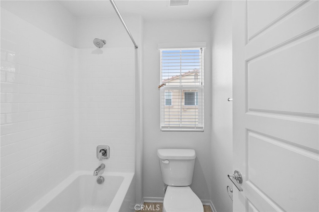 130 Citron Court Perris, CA 92571 - Photo 18 of 31 a bathroom with a toilet a sink and bathtub