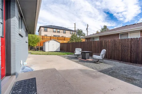 a sign that is sitting on the side of a park