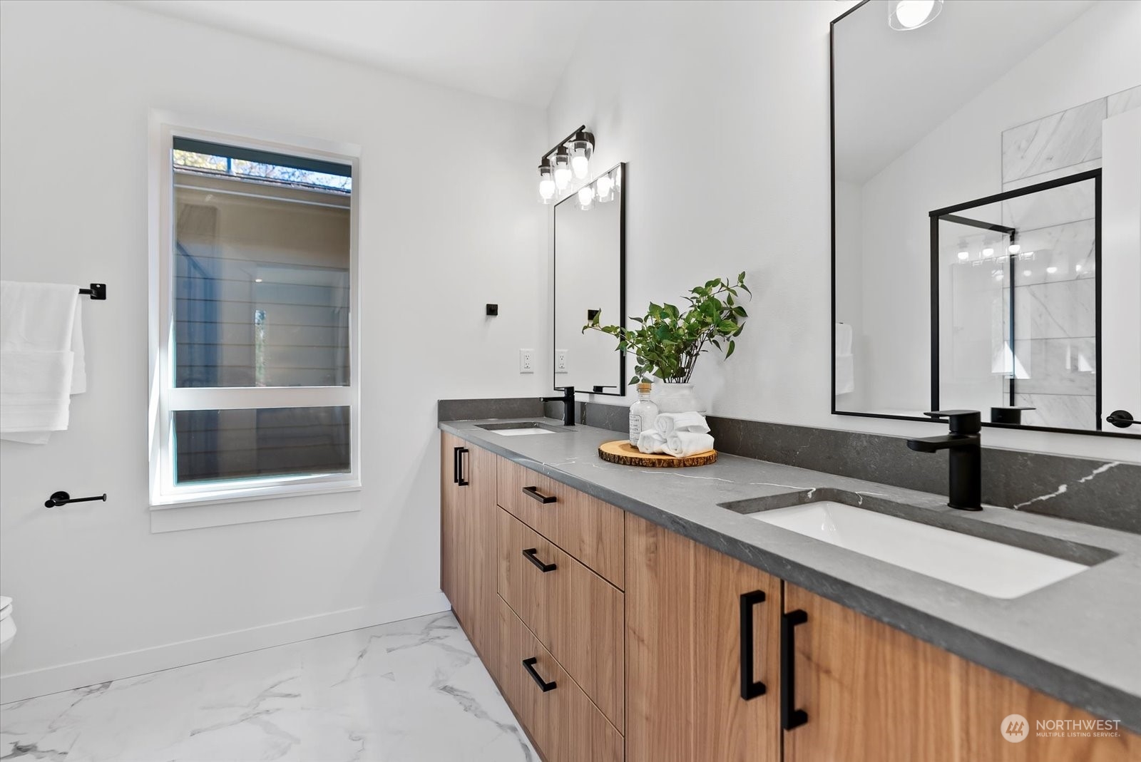 346 Northeast 55th Street, Unit C Seattle, WA 98105 - Photo 22 of 37