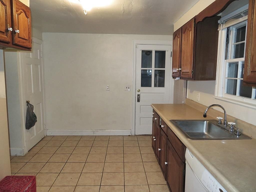 38 Upland Street Springfield, MA 01104 - Photo 7 of 29 Gallery Image 7