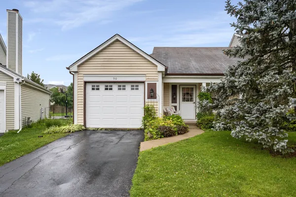 $300,000 | 90 Sandhurst Road, Mundelein, IL 60060