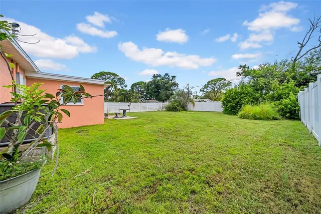 $1,950 | 9046 1st Street North, St. Petersburg, FL 33702