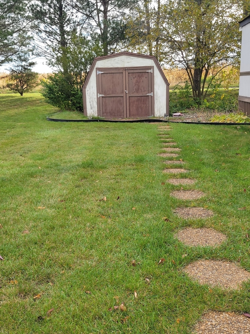 47 Partridge Lane, Unit 47PART Beecher, IL 60401 - Photo 5 of 16 a big room with lots of green space and plants