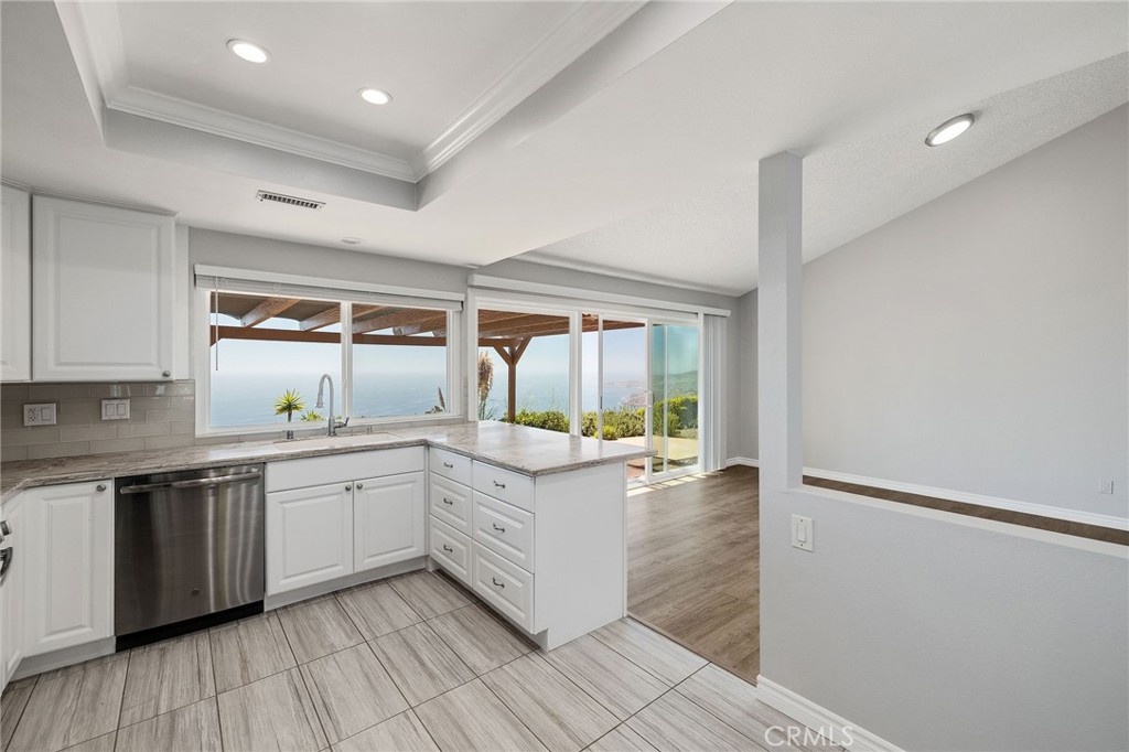 3418 Seaglen Drive Rancho Palos Verdes, CA 90275 - Photo 13 of 42 a large white room with a large window