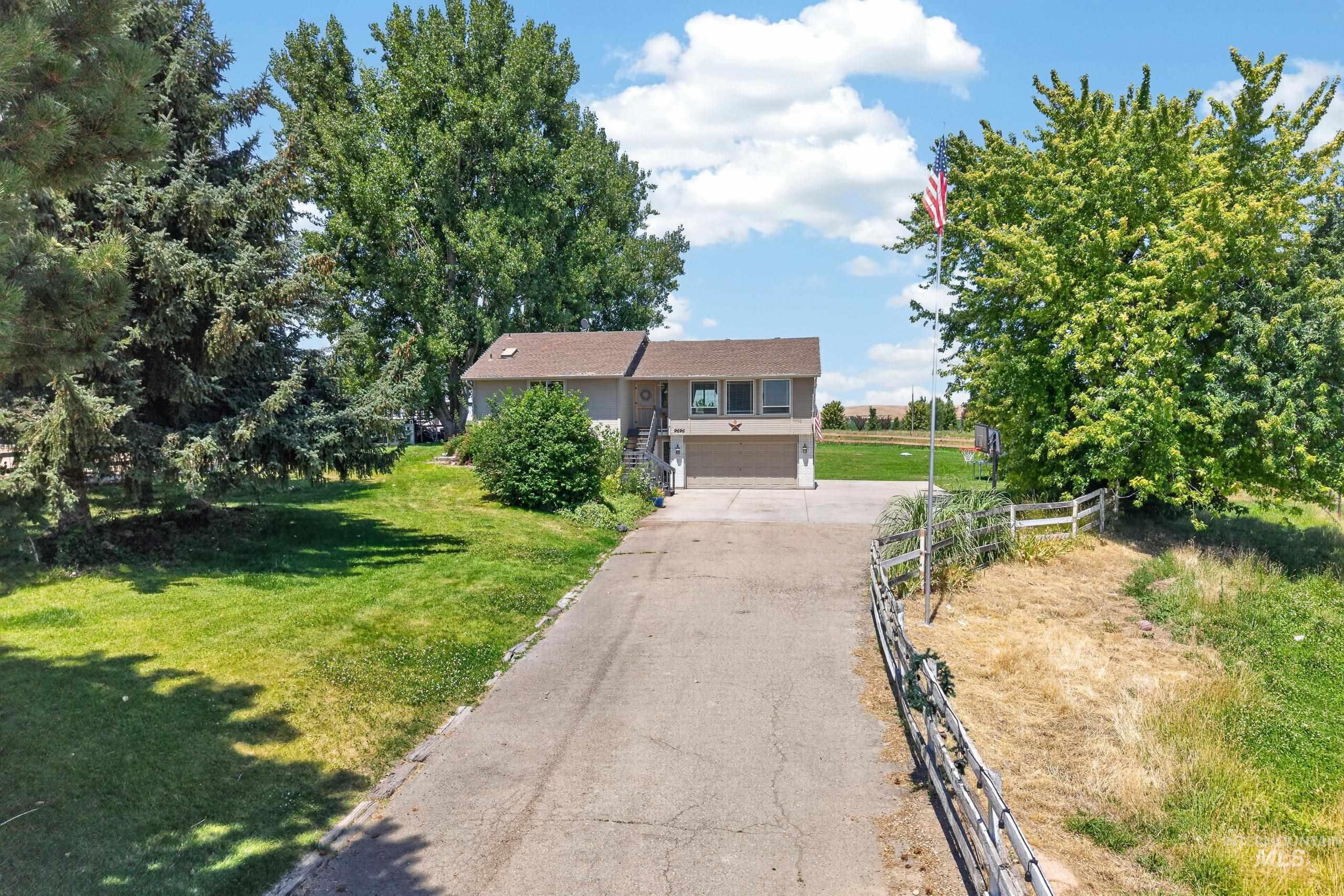9696 Gloria Road Middleton, ID 83644 - Photo 2 of 50 Split-level residence featuring an attached two-car garage and a paved driveway