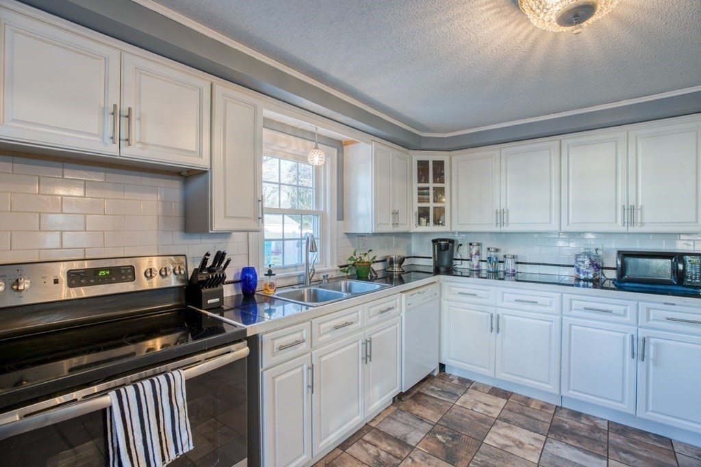 293 Abbott Street Springfield, MA 01118 - Photo 3 of 23