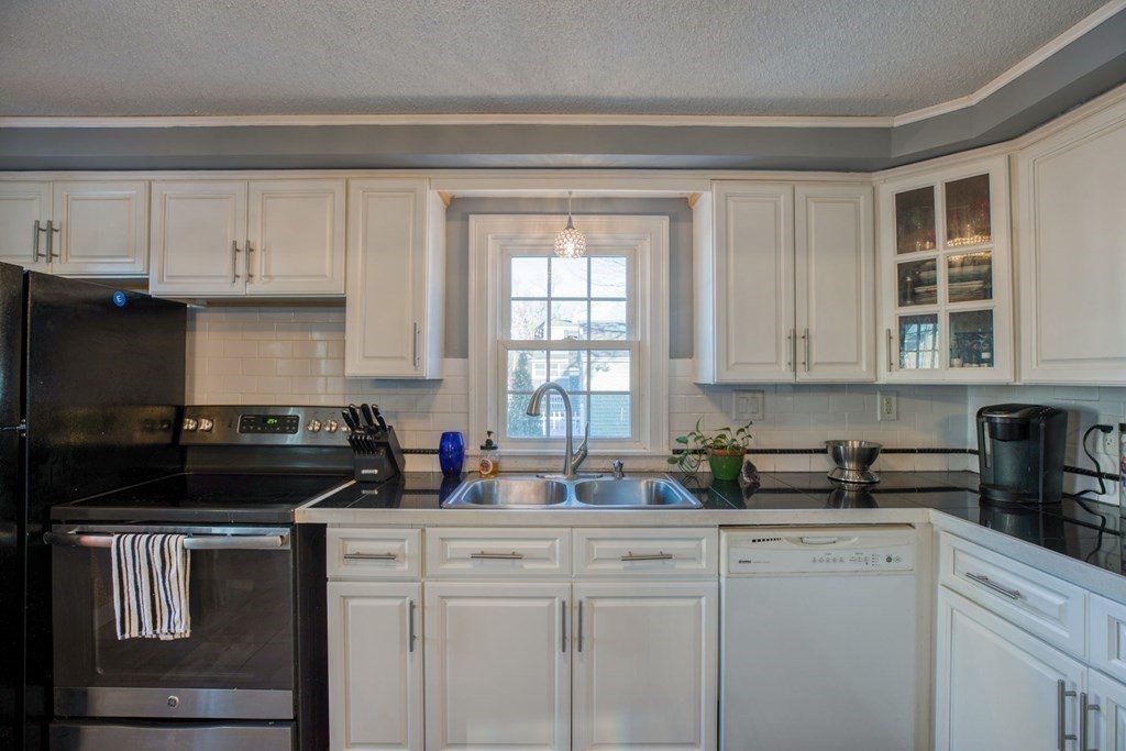 293 Abbott Street Springfield, MA 01118 - Photo 5 of 23