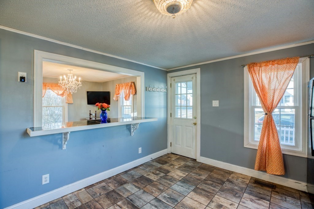 293 Abbott Street Springfield, MA 01118 - Photo 6 of 23
