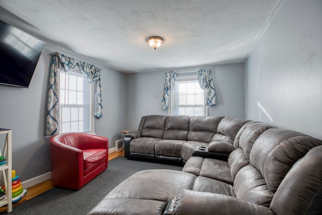293 Abbott Street Springfield, MA 01118 - Photo 9 of 23