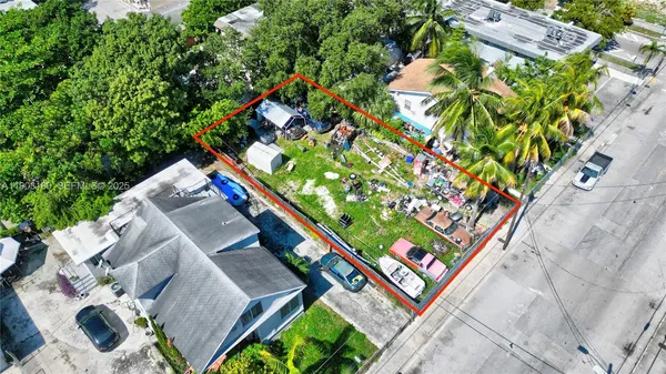 a view of yard along with seating space