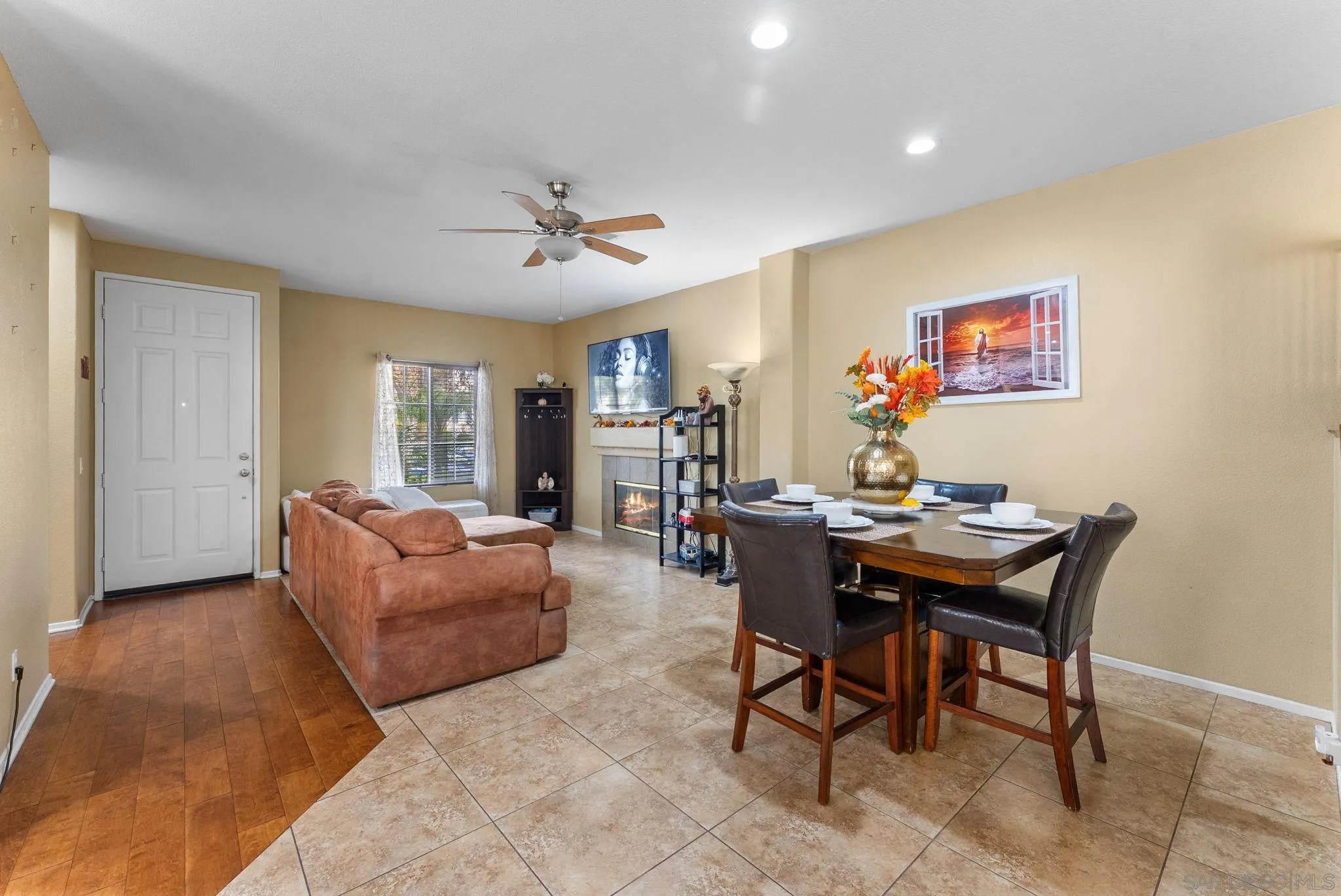 1924 Geyserville Street Chula Vista, CA 91913 - Photo 7 of 37 a view of a livingroom with furniture and a window