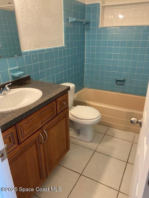 907 Espanola Way Melbourne, FL 32901 - Photo 5 of 7 a bathroom with a sink a toilet and shower