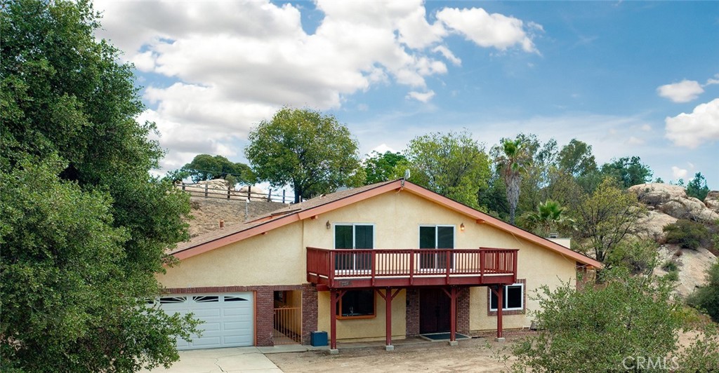 a view of a house with roof deck and entertaining space