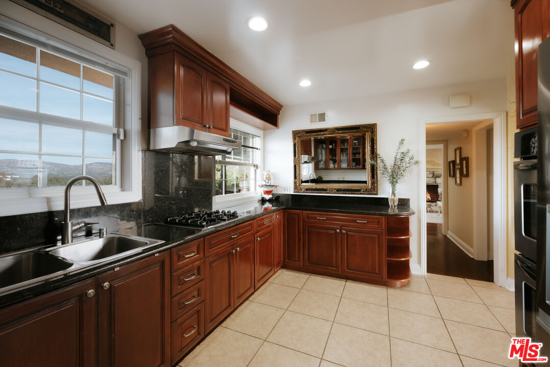 5741 Rolling Road Woodland Hills, CA 91367 - Photo 14 of 37