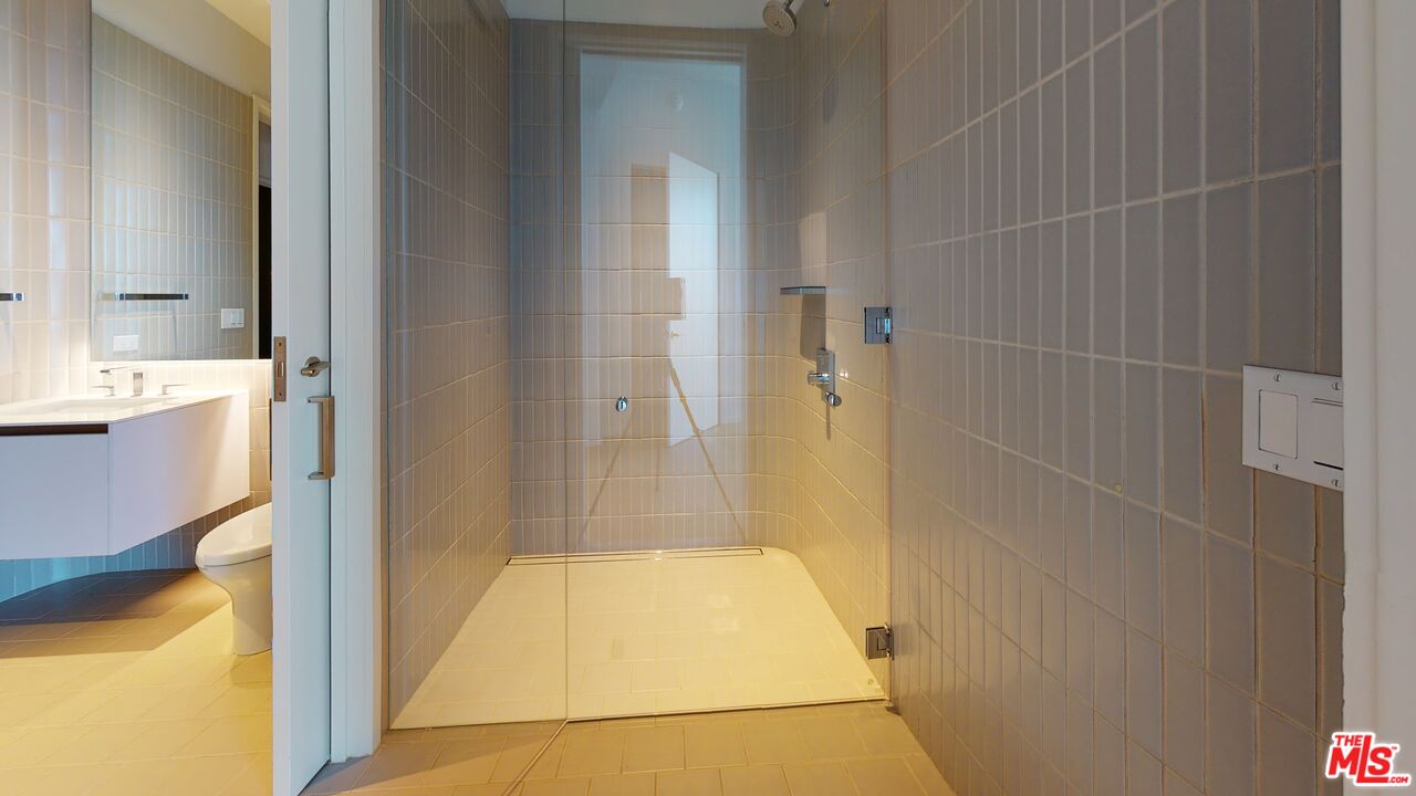 2801 Sunset Place, Unit PH15 Los Angeles, CA 90005 - Photo 21 of 23 a bathroom with a tub